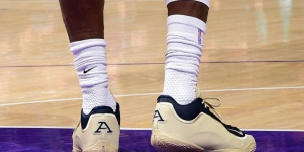 开云登录-阿克伦大学PE！詹姆斯上脚家乡大学LeBron 23 PE鞋款